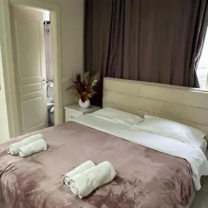  Apartment Urban Retreat